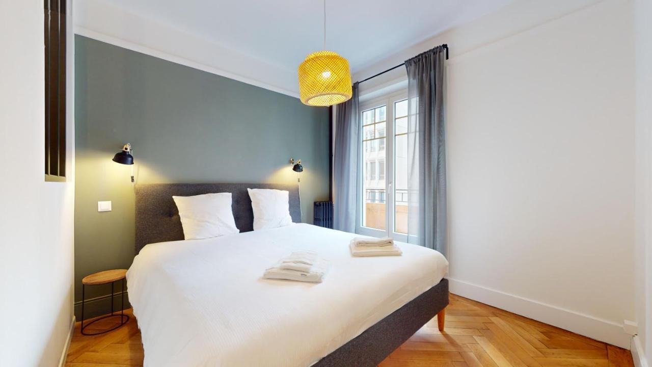 Apartment Beautiful Modern With Balcony In