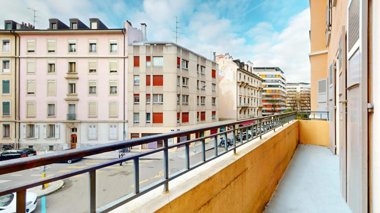 Beautiful Modern With Balcony In Apartment *
