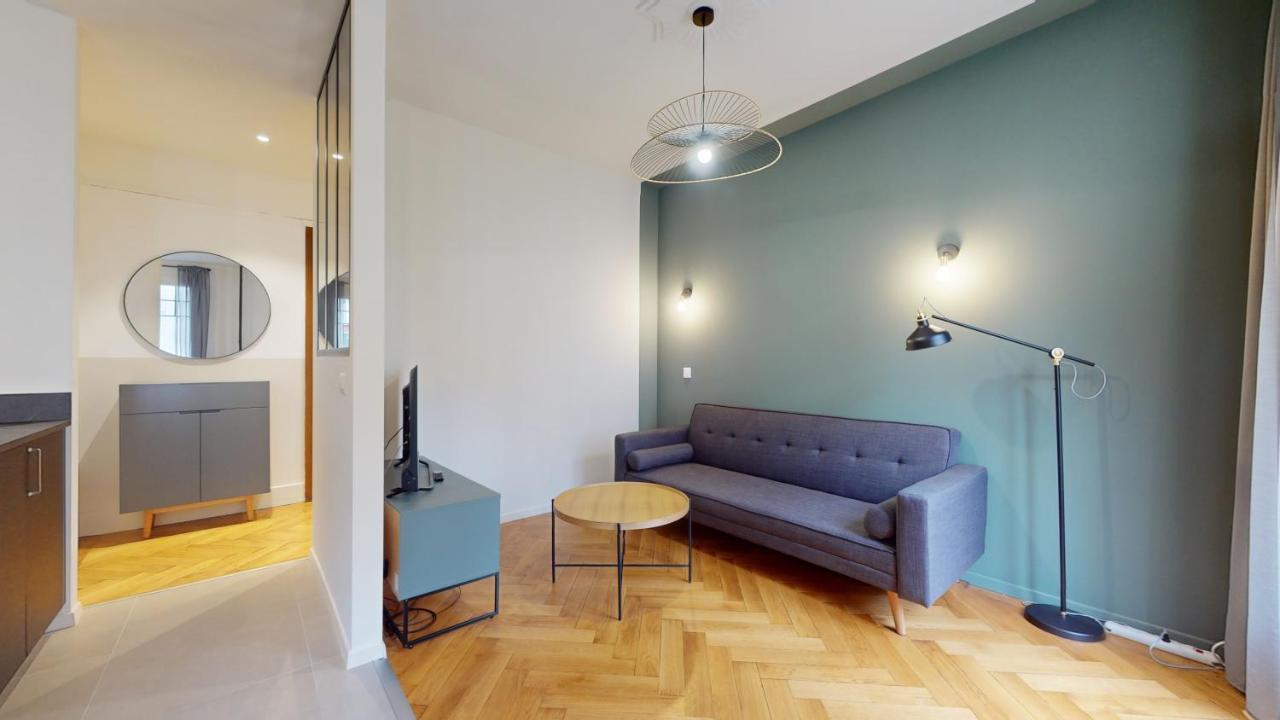 Beautiful Modern With Balcony In Apartment *